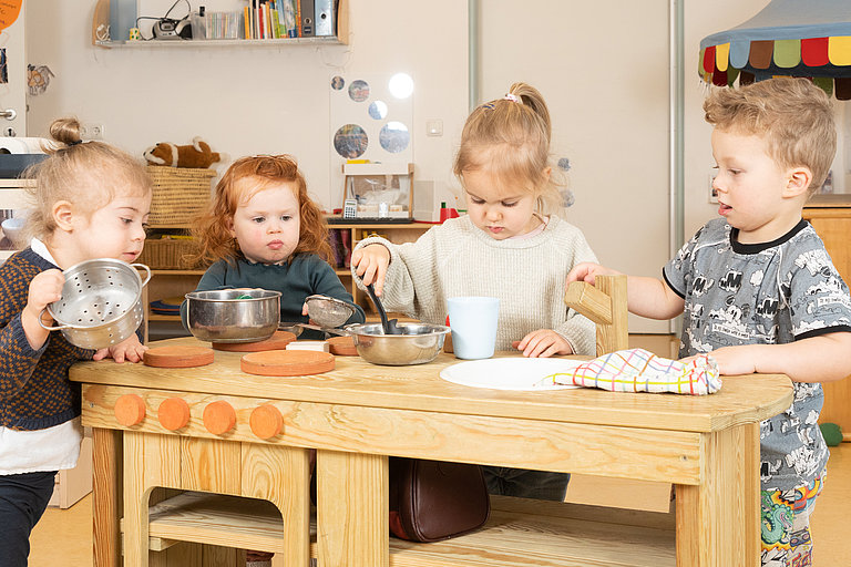 Kinder spielen in Küche