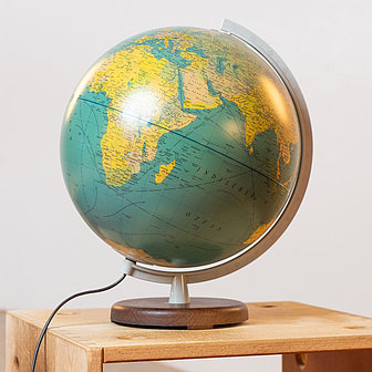 Globus auf Holztisch